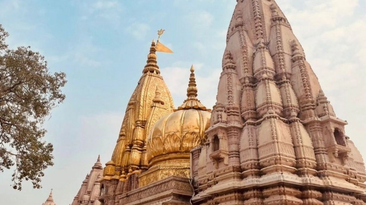  काशी विश्वनाथ मंदिर (वाराणसी, उत्तर प्रदेश): गंगा नदीच्या किनारी स्थित असलेले हे मंदिर भगवान शिव यांच्या भक्तांसाठी अत्यंत पवित्र आहे.