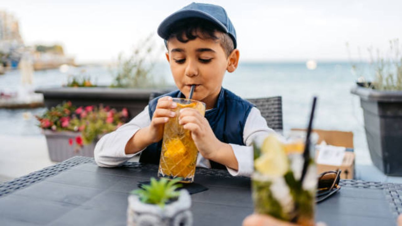 लोकं फक्त सकाळी चहा आणि कॉफी घेतात आणि काही दिवसभरात एका वेळी एक कप पितात. चहा-कॉफी किती फायदेशीर आणि हानिकारक आहे हे प्रौढांना माहीत असते, पण मुलांना ते माहीत नसते.