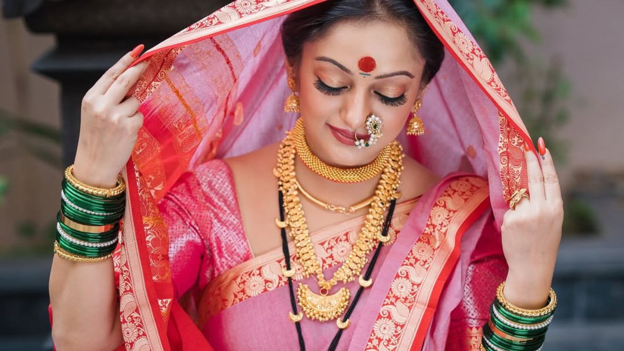 अभिनेत्री मानसी नाईकने आपल्या खास शैलीत नऊवारी परिधान फोटोशूट केले आहे. तिचा हा सोज्वळ लूक पाहते चाहत्यांनी तिच्या पोस्टला भरभरून लाइक दिले आहे. 