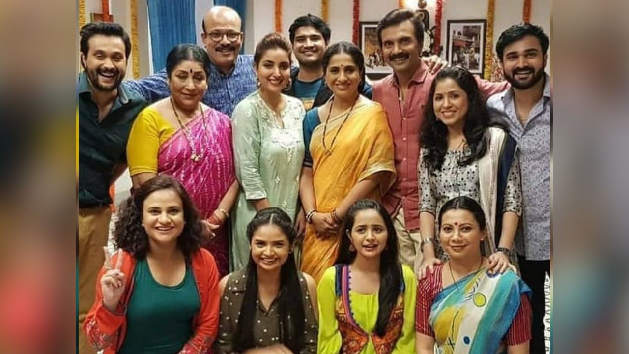 Aai Kuthe Kay Karte Star Cast