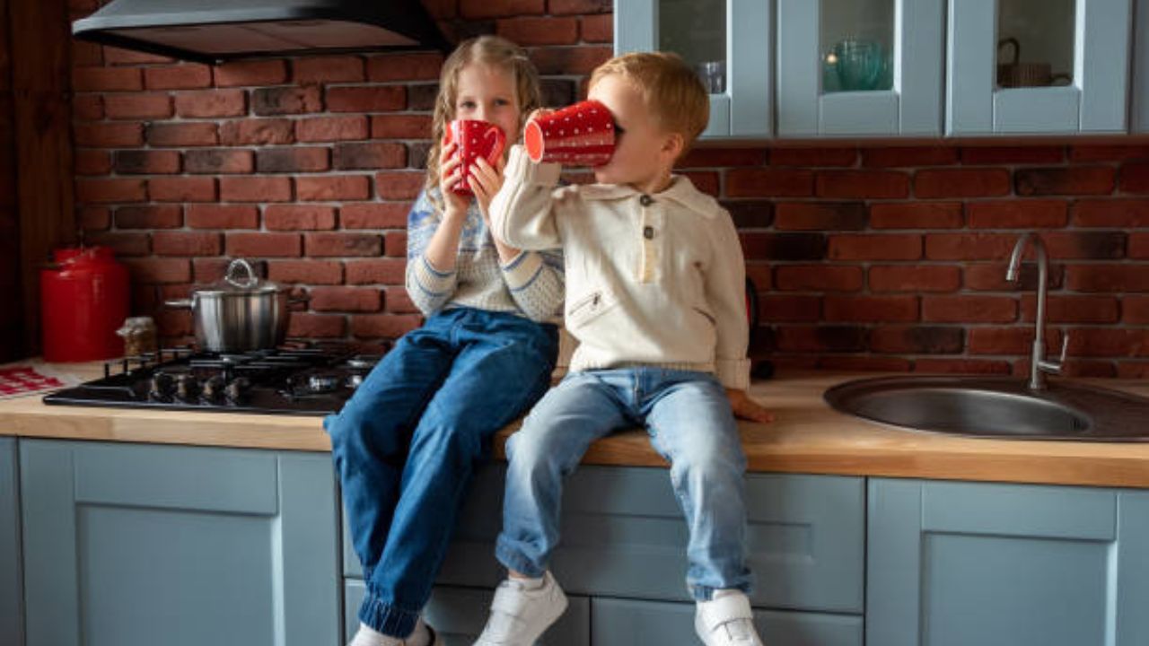 मुलांना चहा-कॉफीपासून दूर ठेवणे त्यांच्या आरोग्यासाठी फायदेशीर आहे. बालरोगतज्ज्ञांनीही याबाबत सतर्क केले आहे. चला जाणून घेऊया मुलांना कोणत्या वयात चहा-कॉफी द्यावी आणि त्याचा त्यांच्या आरोग्यावर काय परिणाम होतो. 