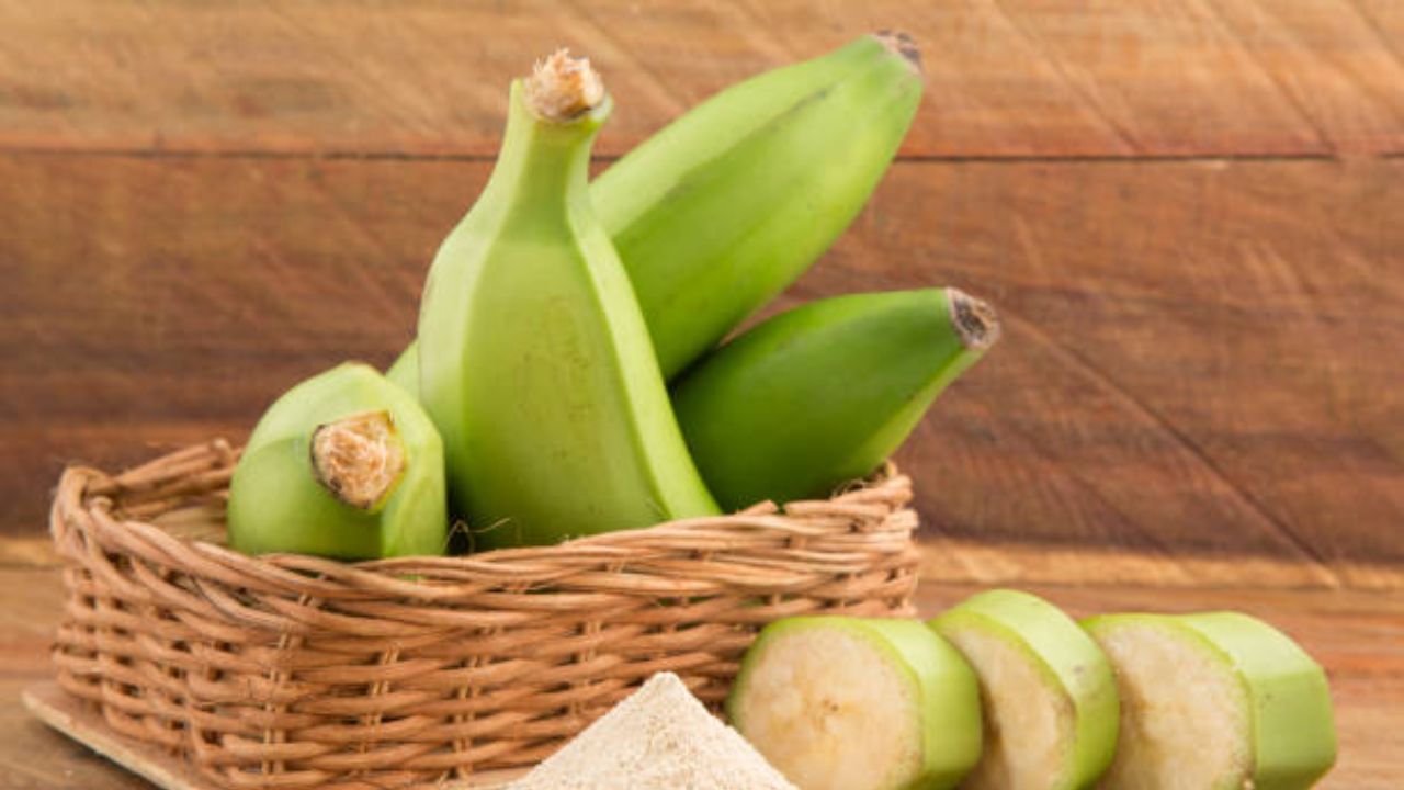 कच्च्या केळीत जास्त स्टार्च असतो, जो शरीराला ऊर्जा देण्यासाठी मदत करतो. त्यामुळे आपली सहनशक्ती व शारीरिक ताकद वाढते. यामुळे आपण शारीरिक रित्या अधिक मजबूत होते.