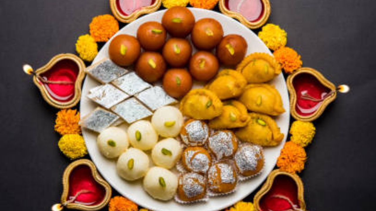 मिठाईत फायबरचा अभाव असतो. त्यामुळे शरीराला लवकर भूक लागते आणि जास्त खाण्याची प्रवृत्ती निर्माण होते. यामुळे आपण ओव्हरइटिंग सुद्धा करतो. 