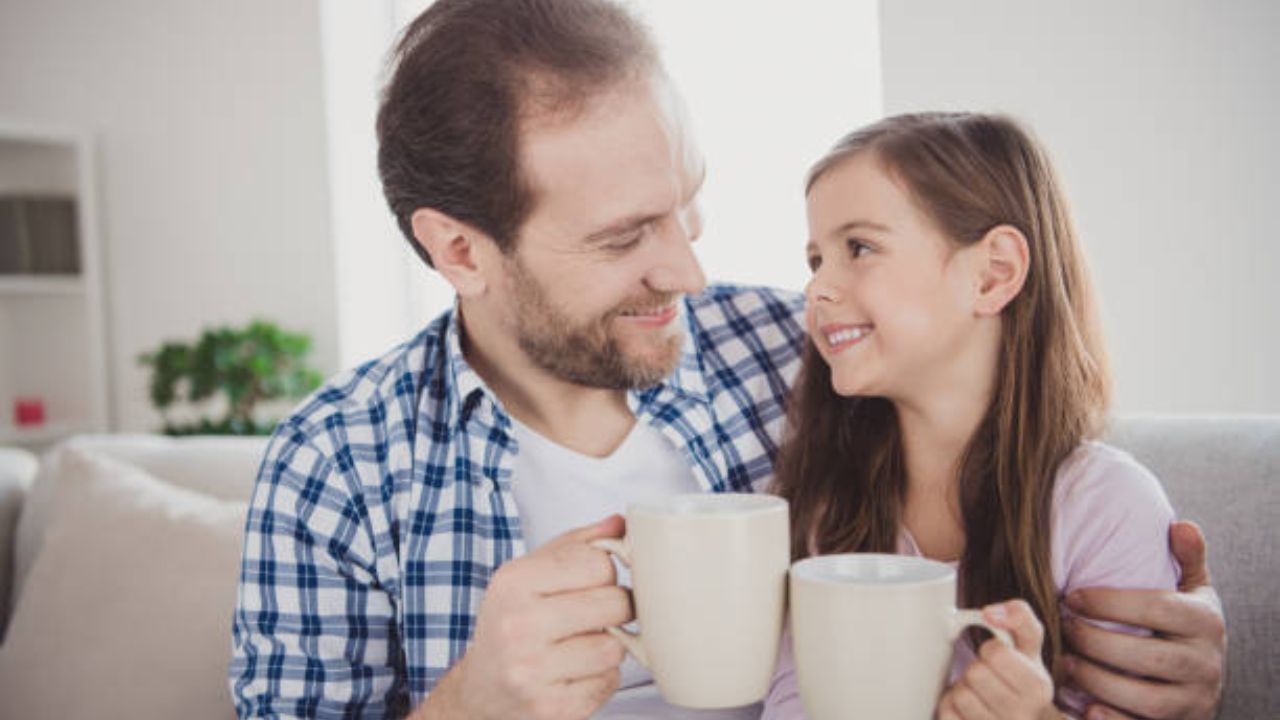 बालरोगतज्ञांच्या मते, 14 वर्षांपेक्षा कमी वयाच्या मुलांना चुकूनही चहा-कॉफी देऊ नये. ते त्यांचे नुकसान करू शकते. त्यामुळे त्यांची वाढ देखील थांबू शकते.