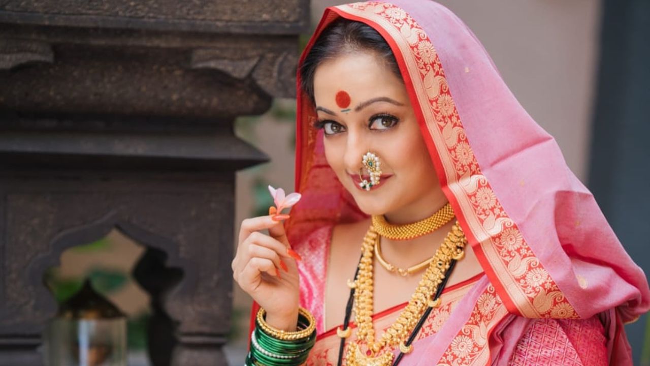 या फोटोजमध्ये मानसी नाईकचा एक ऐतिहासिक लूक पाहायला मिळत आहे जिथे ती तुळशी वृंदावनाच्या बाजूला बसली आहे. यावेळी तिच्या हातात ओवाळणीचे ताट देखील पाहायला मिळत आहे. 