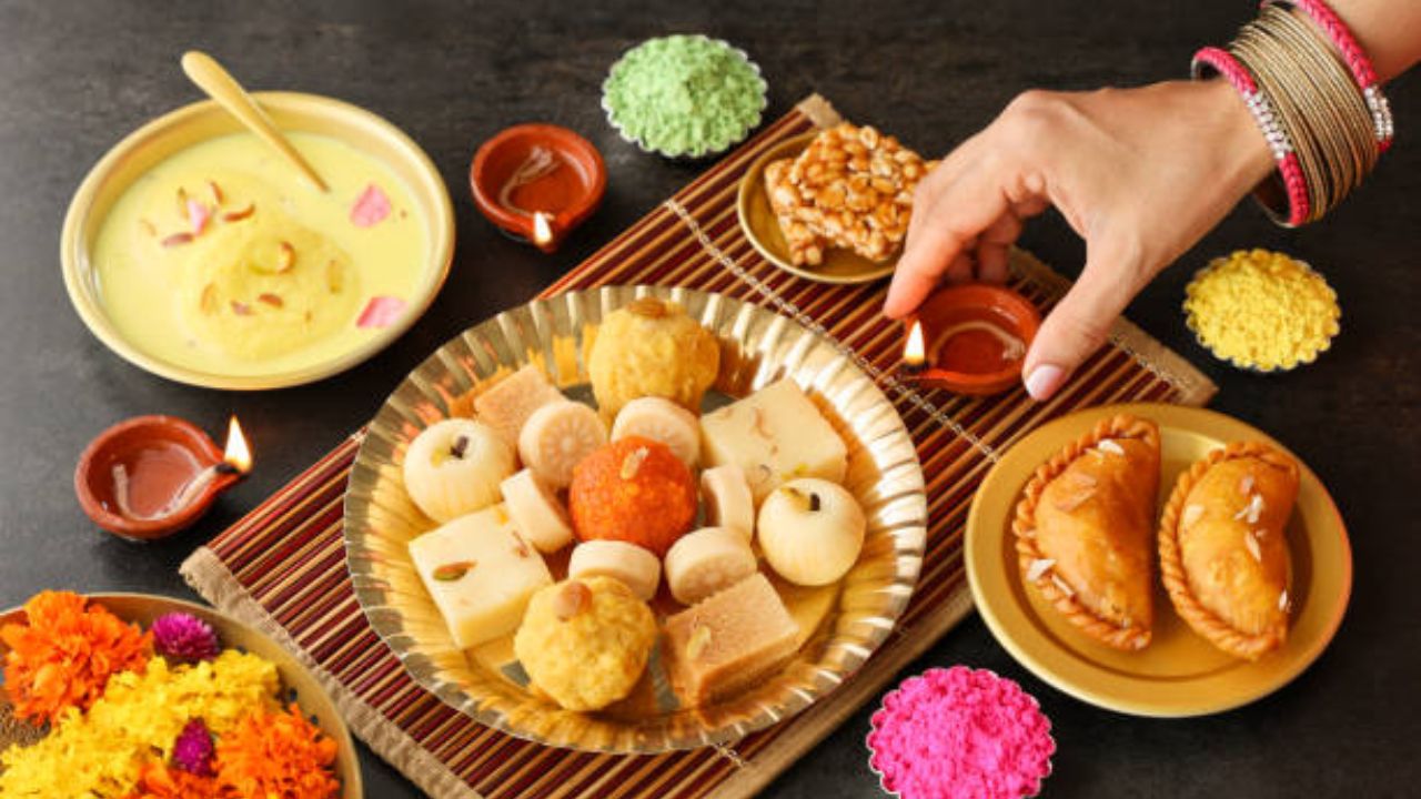 मिठाईमध्ये फॅट्स आणि साखरेचा एकत्रित समावेश असतो, जो पचवण्यासाठी शरीर वेळ घेते. यामुळे शरीरला अधिक ऊर्जा मिळवण्याचा मार्ग मोकळा जरी होत असला तरी वजन वाढतच जाते.
