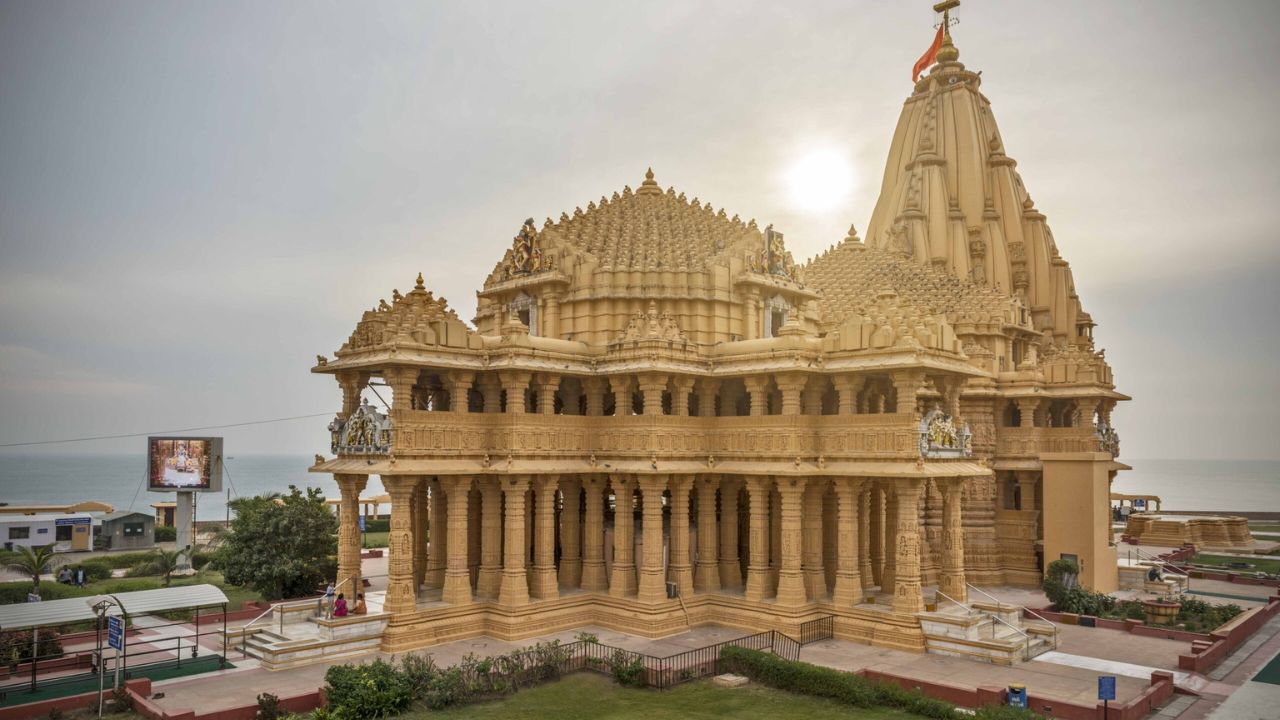 द्वारका येथील श्री कृष्णाचे मंदिर: गुजरातमधील द्वारका येथे कोटी हिंदूंचे श्रद्धास्थान असणाऱ्या श्री कृष्णाचे मंदिर आहे. रोज लाखो भाविक द्वारकेत येत असतात. समुद्रकिनारी हे मंदिर असल्यामुळे याच्या सौंदर्यात अधिकच भर पडते. 