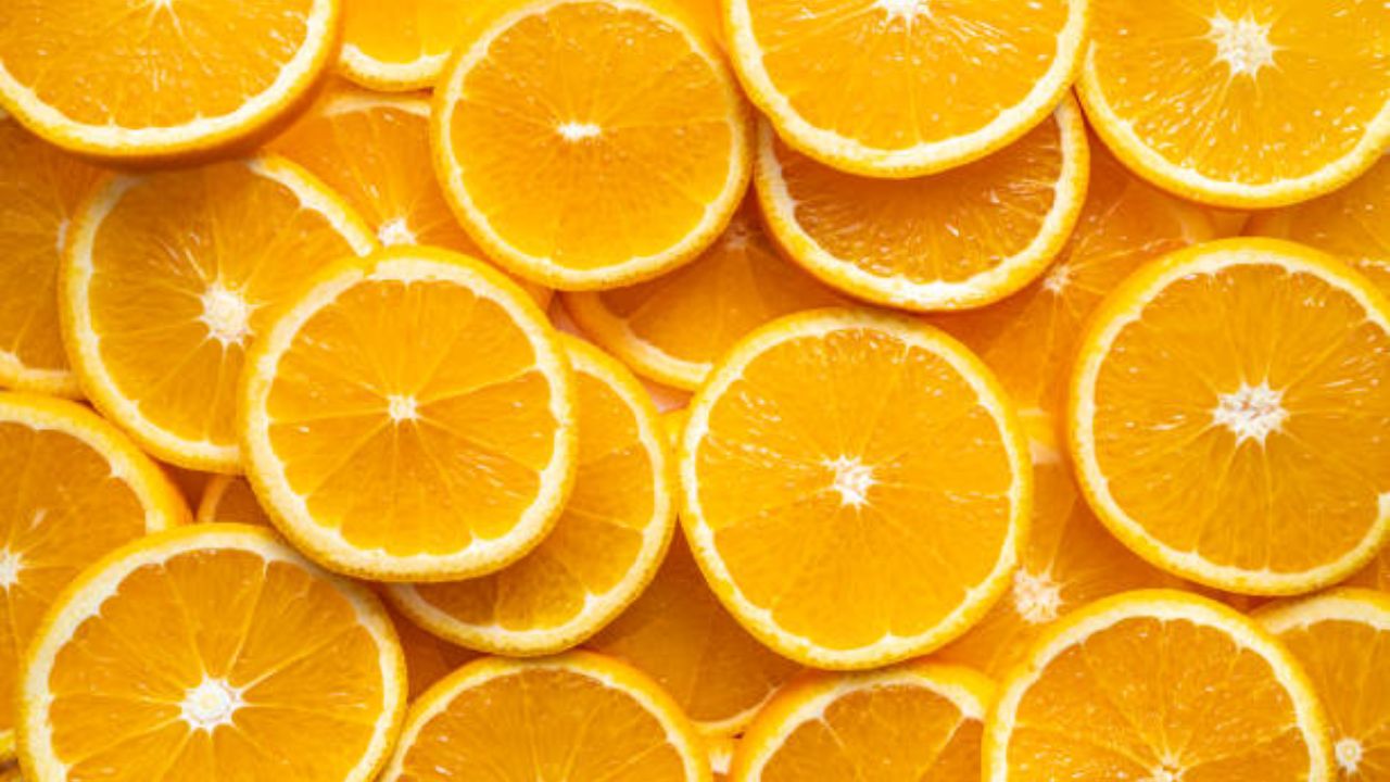 साइट्रस फळे: संत्री, लिंबू आणि द्राक्षे यांसारखे आम्लयुक्त पदार्थ रात्री खाल्ल्यास अ‍ॅसिड रिफ्लक्स होऊ शकते. याचा तुमच्या नर्व्हस सिस्टमवर नकारात्मक परिणाम होतो, ज्यामुळे शरीराचे तापमान वाढते आणि झोप कमी होते.