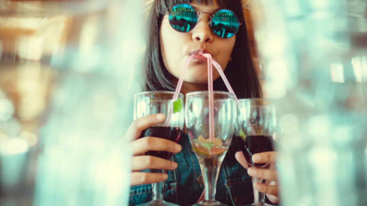 सोडा आणि सॉफ्ट ड्रिंक: सॉफ्ट ड्रिंक्स, विशेषत: सोड्यामध्ये कॅफिनचे प्रमाण जास्त असते, जे आपल्या शरीरासाठी हानिकारक ठरू शकते. तसेच आपली झोप सुद्धा खराब करू शकते.   