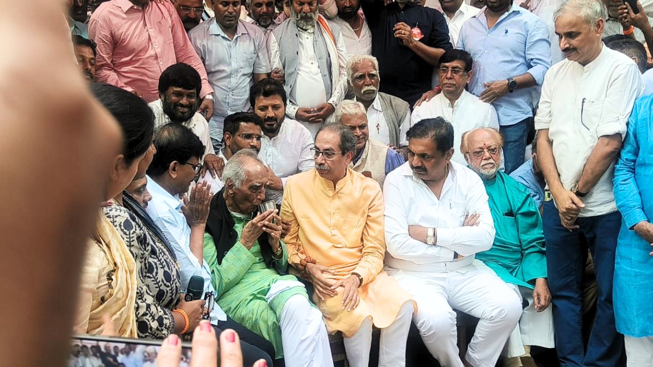 बाबा आढावांचा यल्गार मागे! लोकशाहीसाठी पुकारलेले ‘आत्मक्लेश आंदोलन’ थांबले, उद्धव ठाकरेंच्या हस्ते पाणी पिऊन सोडले उपोषण