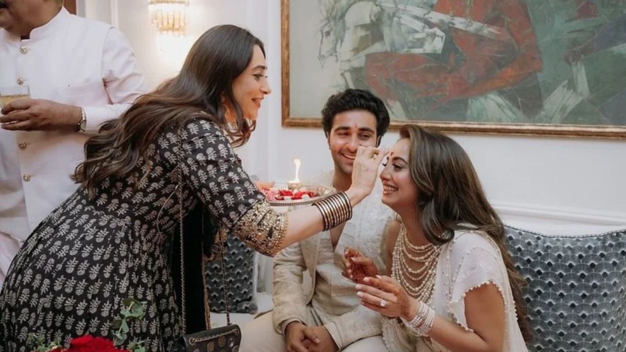 या चित्रात करिश्मा कपूर आलेखाला तिलक लावत आहे आणि तिची आरती करत आहे. करीना आणि करिश्मा लवकरच नणंद होणार आहेत. या दोघंही या सोहळ्यात खूप सुंदर दिसत होत्या. 