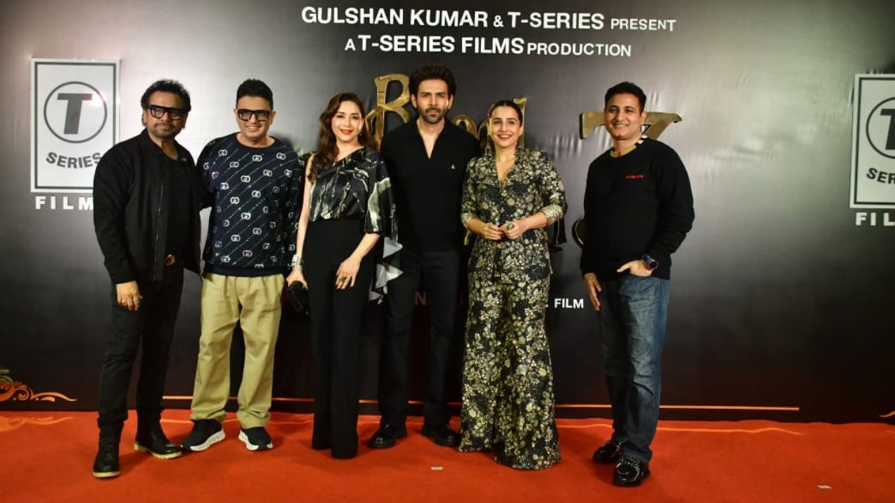 'भुल भुलैया 3'मध्ये अभिनेता कार्तिक आर्यनने मुख्य भूमिका साकारली आहे. दिवाळीच्या मुहूर्तावर रिलीज झालेल्या चित्रपटाने बॉक्स ऑफिसवर जबरदस्त कामगिरी करत सर्वांचेच वेधले आहे. 