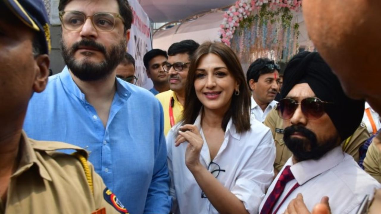 अभिनेत्री सोनाली बेंद्रेनेही आपल्या कुटुंबासोबत मतदानाचा हक्क बजावला.