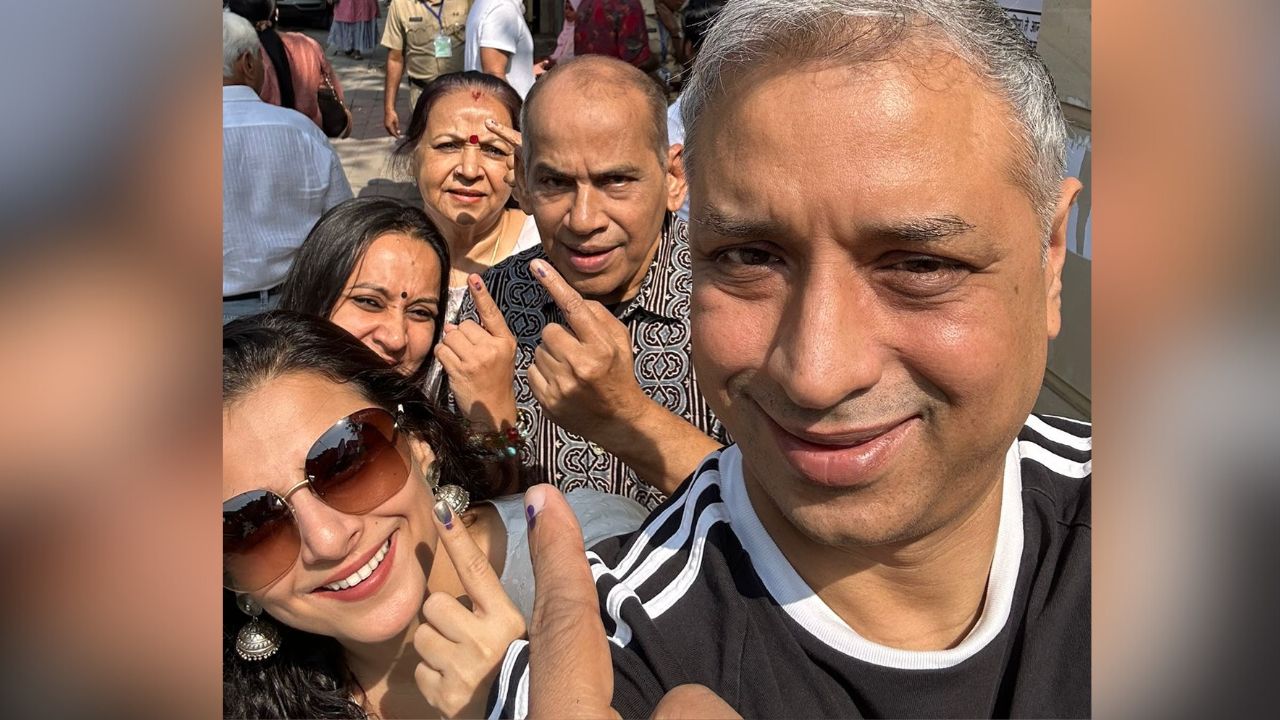 अभिनेत्री विद्या बालननेही मुंबईमध्ये आपल्या कुटुंबीयांसोबत मतदानाचा हक्क बजावला.