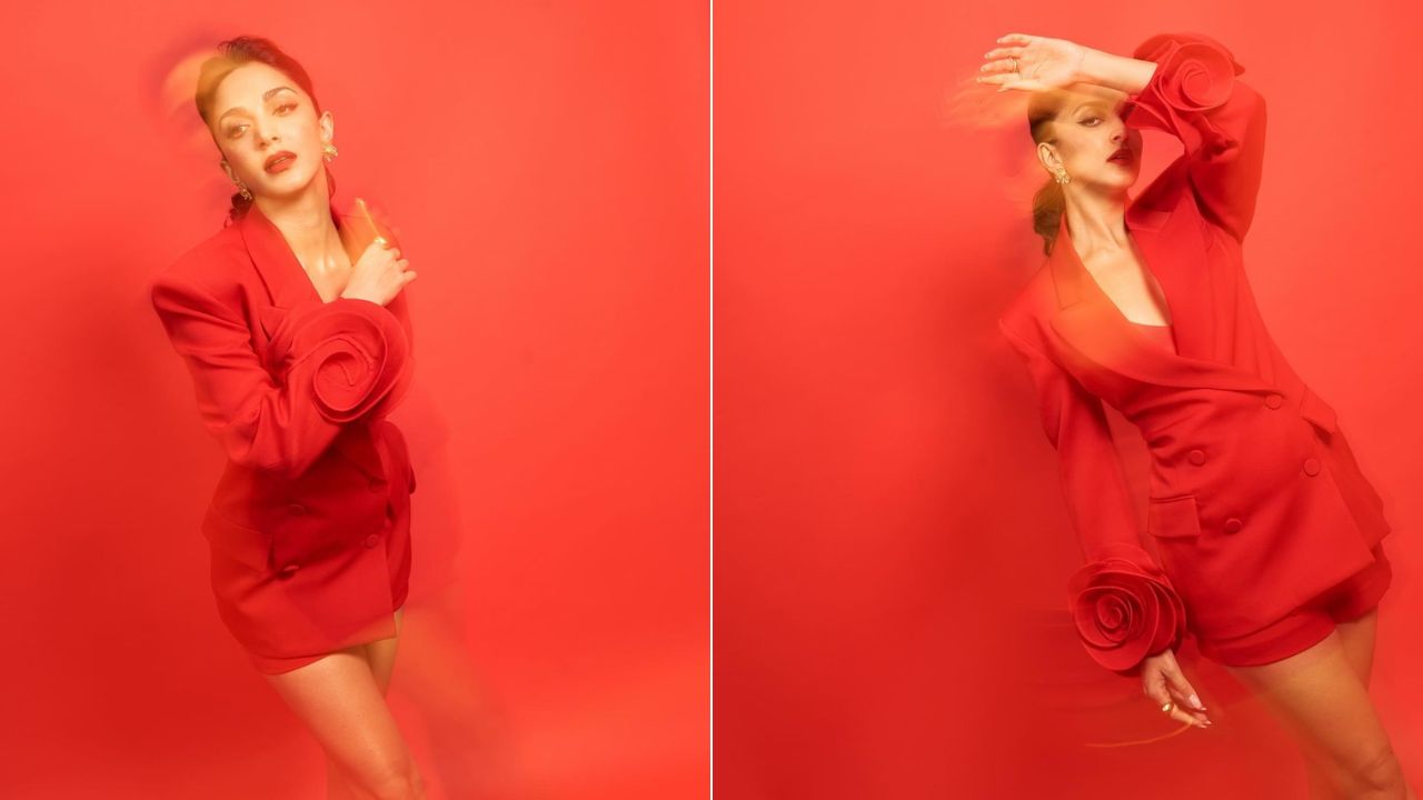 अभिनेत्रीने खास अंदाजामध्ये संपूर्ण लाल रंगाचा पोशाख घातला आहे आणि त्यावर मॅचिंग मागील बॅकग्राउंड देखील आहे. फोटो सौजन्य - सोशल मीडिया