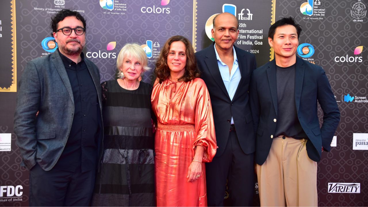 यंदाच्या इंटरनॅशनल फिल्म फेस्टिव्हल ऑफ इंडिया (इफ्फी)चे ज्युरी चेअरपर्सन म्हणून प्रख्यात चित्रपट निर्माते, दिग्दर्शक आणि अभिनेते आशुतोष गोवारीकर आहेत. नुकतंच त्यांनीही रेड कार्पेटवर हजेरी लावली होती. 