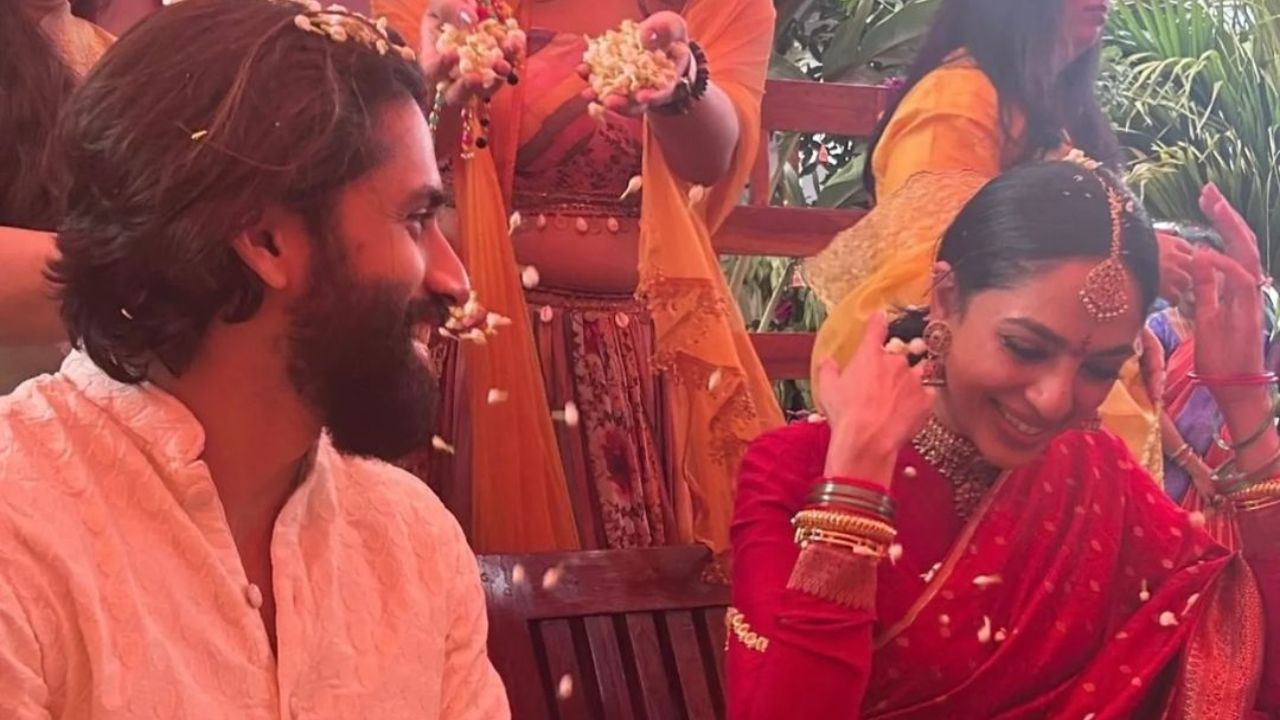 नागा चैतन्य आणि शोभिता धुलीपालाच्या हळदीला फक्त जवळचे लोक या सहभागी झाले होते. छायाचित्रांमध्ये हे जोडपे एकत्र बसून कार्यक्रमाचा आनंद लुटताना दिसत आहेत. एक चित्र खूपच रोमँटिक आहे ज्यामध्ये नागा त्याच्या भावी पत्नीपासून नजर हटवत नाही आहे. 