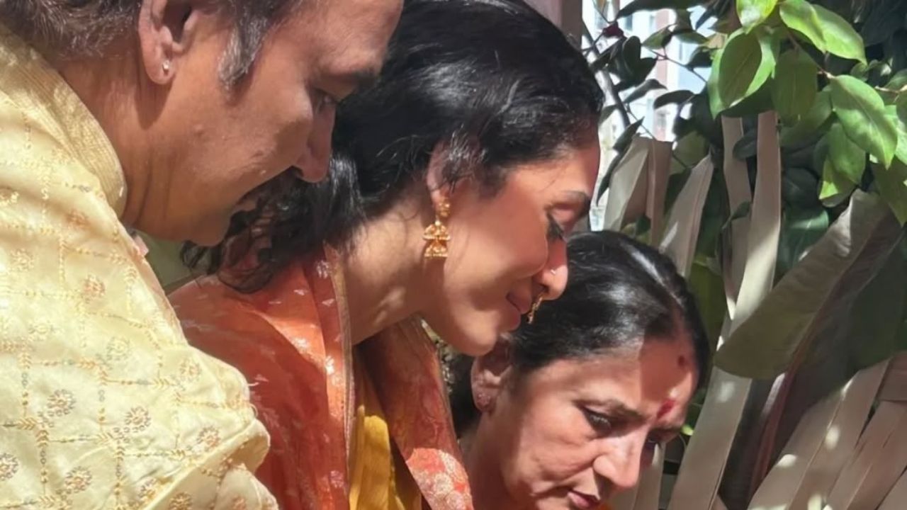 पूजेसोबतच सर्व विधी पार पाडले जात असून हे फोटोज आता इंटरनेटवर व्हायरल झाले आहेत. चाहते वधू-वरांवर प्रेम आणि आशीर्वादांचा वर्षाव करत आहेत. या कपलचे फोटो पाहून सोशल मीडिया यूजर्सही खूश आहेत. 