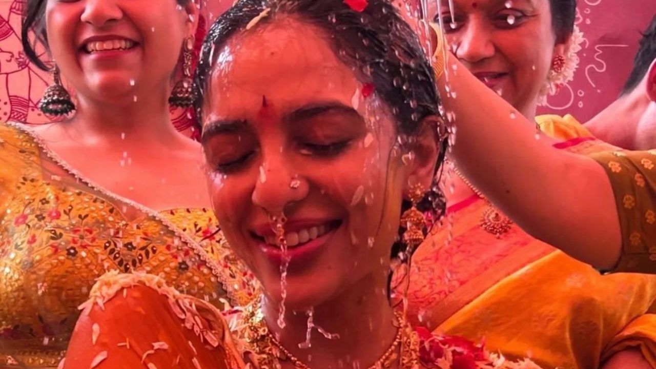 नागा कुर्ता पायजमा घालून फंक्शनला आला होता, तर शोभिताने दोन पोशाख घातले होते. प्रथम ती पिवळ्या रंगाच्या पारंपारिक ड्रेसमध्ये दिसली होती ज्यामध्ये तिचे कुटुंबीय तिला पाण्याने आंघोळ घालत होते. यादरम्यान, अभिनेत्री कधी हात जोडून पोज देत आहे तर कधी हसत आहे.
