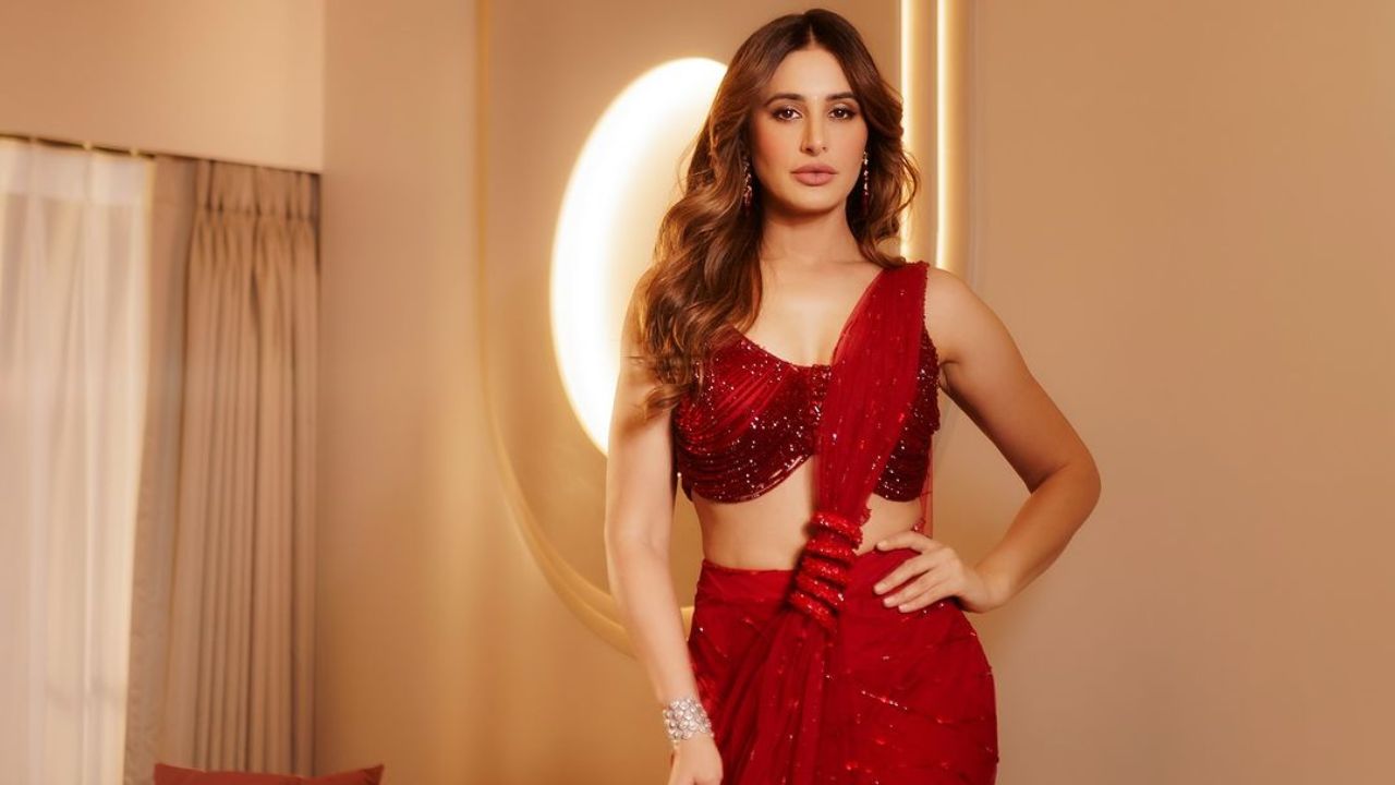 अभिनेत्रीच्या दुसऱ्या फोटोमध्ये तिने लाल रंगाची सिल्क साडी परिधान केली आहे. यामध्ये नर्गिस खूपच सुंदर दिसत आहे. तसेच तिने या साडीवर आकर्षित मेकअप केला आहे. नर्गिसने साडीवर आपले सिल्की केस मोकळे ठेवले आणि आणि सुंदर दागिन्यांसह आपला लुक परिपूर्ण केला आहे. 