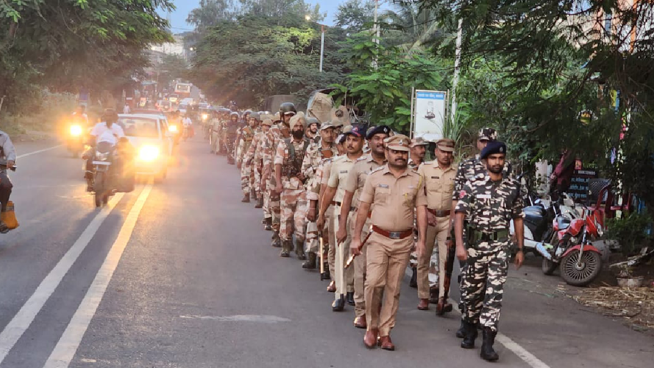 लोकशाहीच्या उत्सवासाठी तासगावकर सज्ज; निवडणूकीच्या पार्श्वभूमीवर पोलिसांचे  संचलन