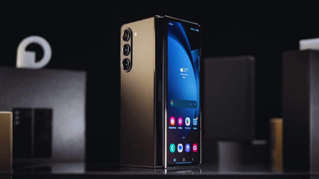 या यादीतील पाचवा फोन Samsung Galaxy Z Fold 6 Ultra आहे, जो या वर्षी जुलै महिन्यात लाँच होऊ शकतो. भारतीय चलनात या फोनची किंमत 1,99,990 रुपये असू शकते. 