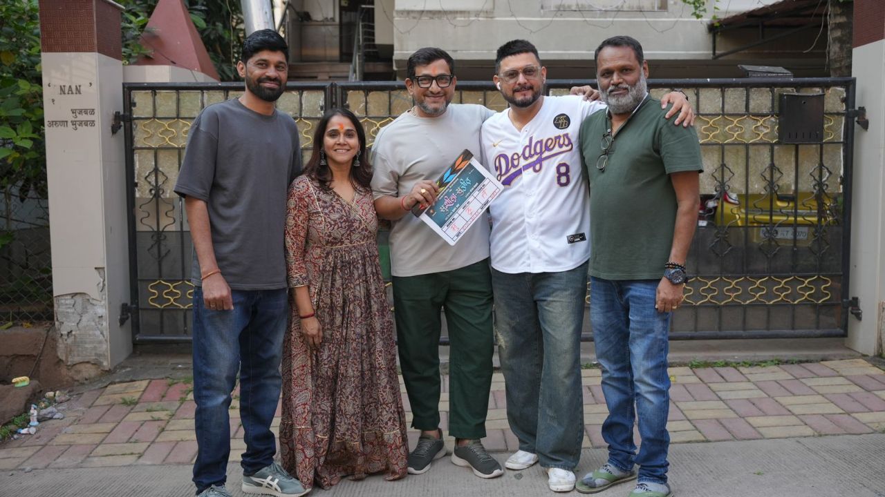 दगडूशेठ गणपतीच्या बाप्पाच दर्शन घेऊन या नव्या चित्रपटाचा श्री गणेशा झाला आहे. चित्रपटाची कथा काय असणार , कोण कलाकार यात दिसणार हे अजून तरी गुलदस्त्यात असलं तरी लवकरच याबाबत सर्व माहिती प्रेक्षकांपर्येंत येईल अशी आशा आहे. 