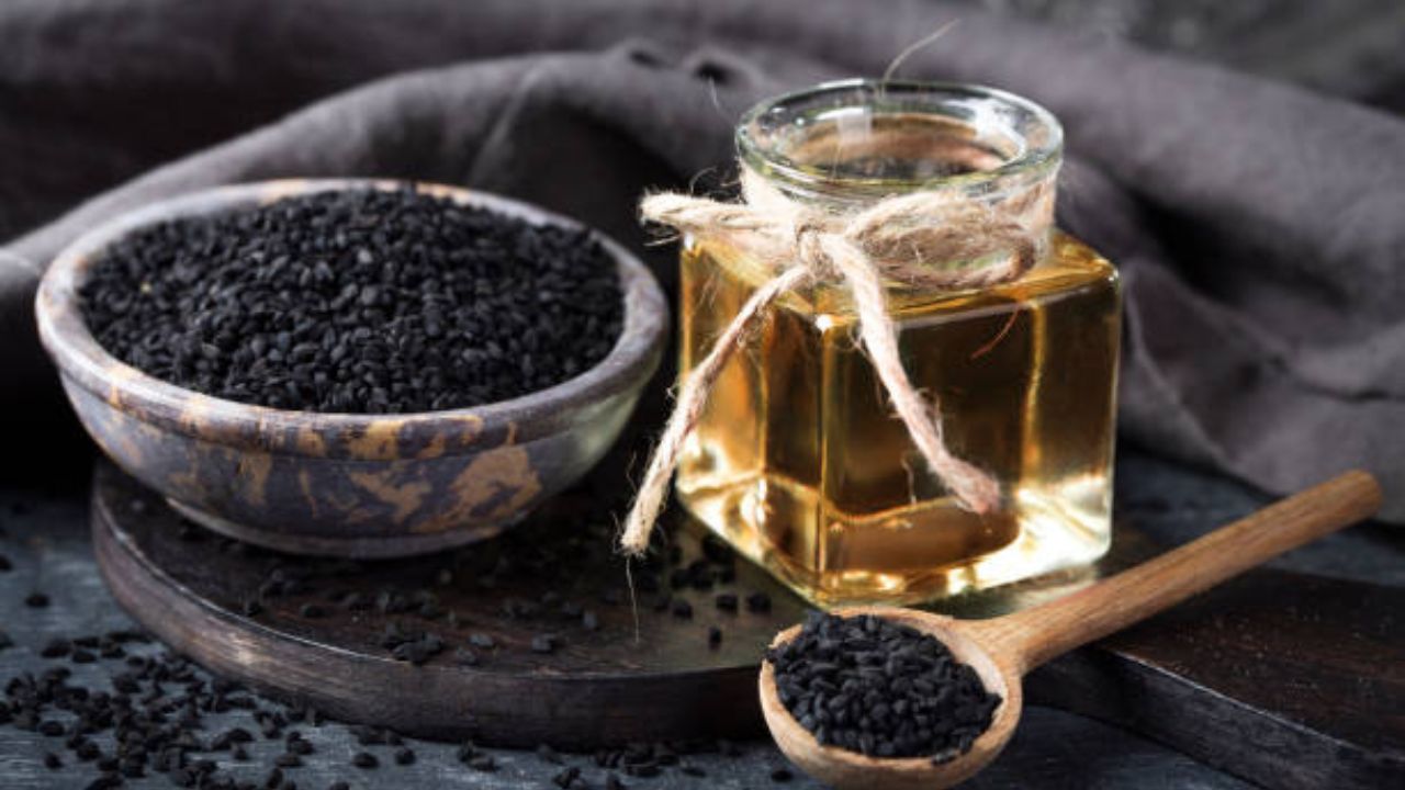 चांगल्या केसांसाठी मोहरीच्या तेलात मिक्स करा हे पदार्थ