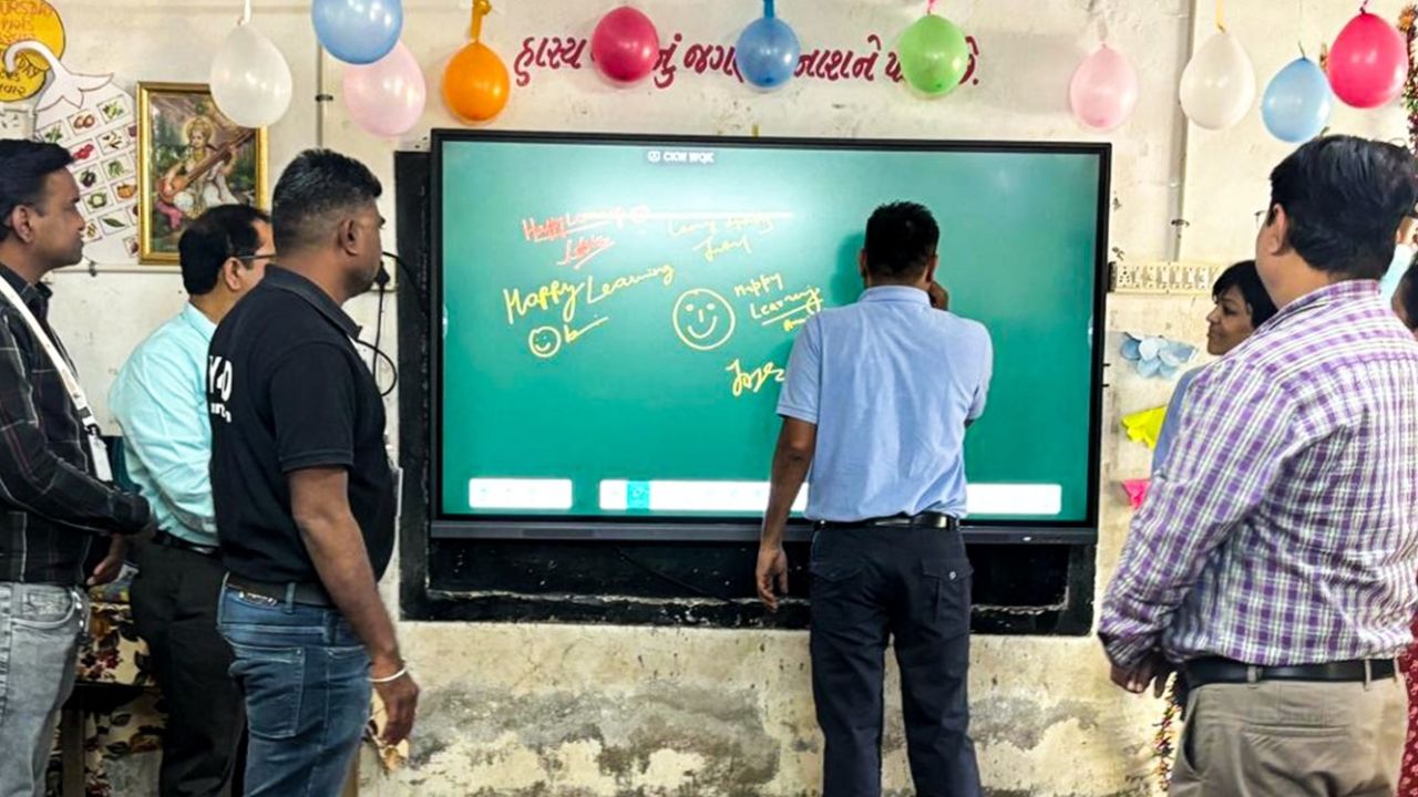 कोका-कोलाने 100 शाळांना दिले डिजिटल स्मार्टबोर्डस् ! 15000 हून अधिक विद्यार्थ्यांना होणार फायदा