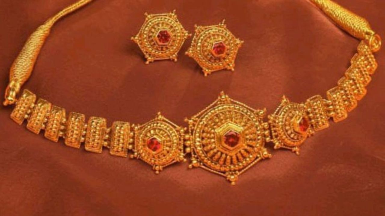 इतरांपेक्षा तुम्हाला सुद्धा थोडी युनिक डिझाईन हवी असेल तर तुम्ही या पद्धतीचे चोकर बनवून घेऊ शकता. चोकर गळ्यात खूप सुंदर दिसतात. 