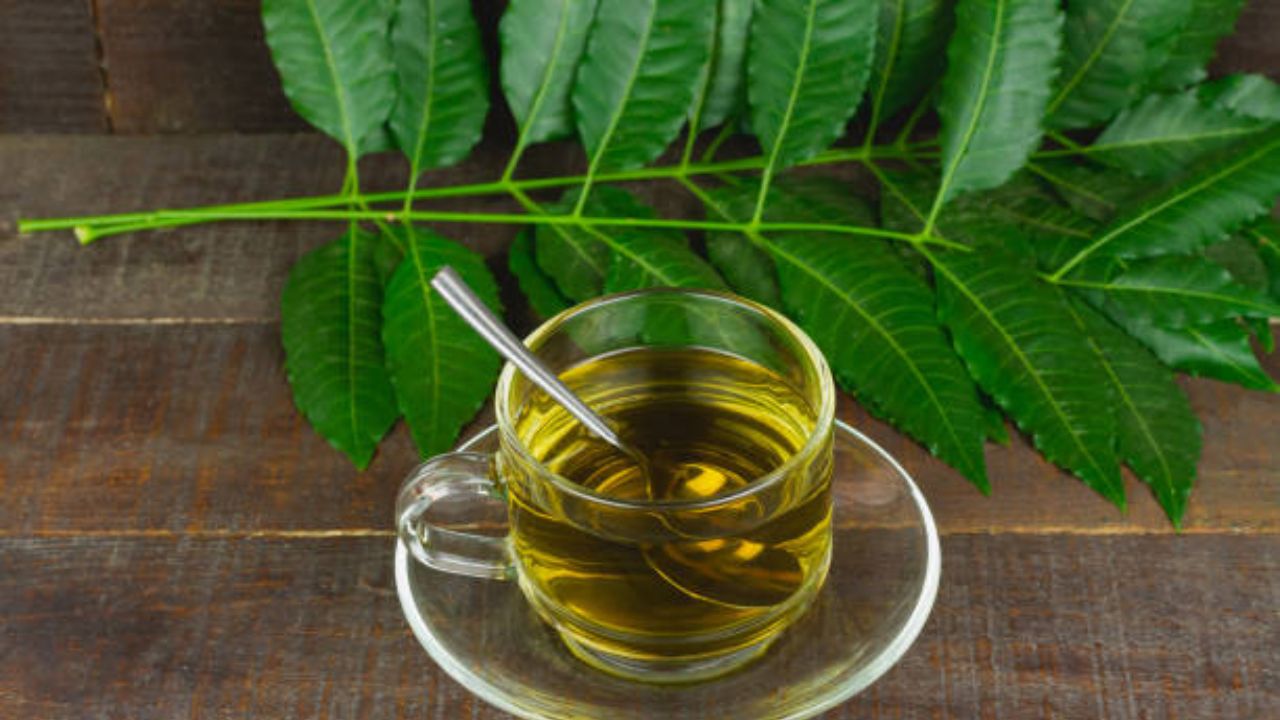 कडुलिंबाच्या पानांचा रस प्यायल्यामुळे यकृतामधील विषारी घटक बाहेर पडून जाण्यास मदत होईल. यकृत स्वच्छ होऊन आराम मिळेल.