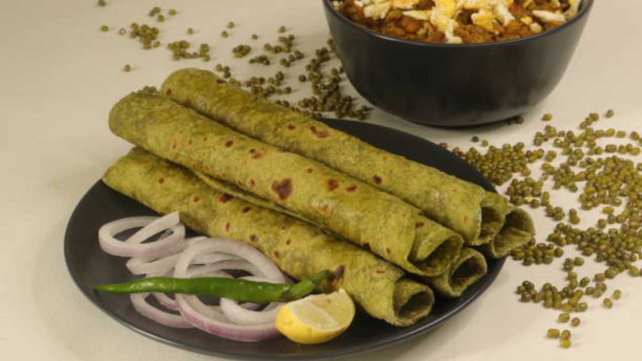 नाश्त्यासाठी झटपट बनवा हेल्दी टेस्टी पालक पराठा