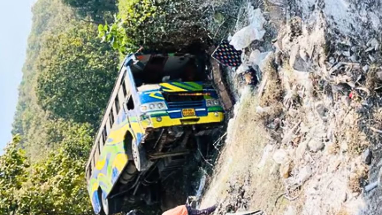 Nagpur Accident : नागपूरमध्ये मोठा अपघात; सहलीला गेलेल्या विद्यार्थ्यांची बस उलटली