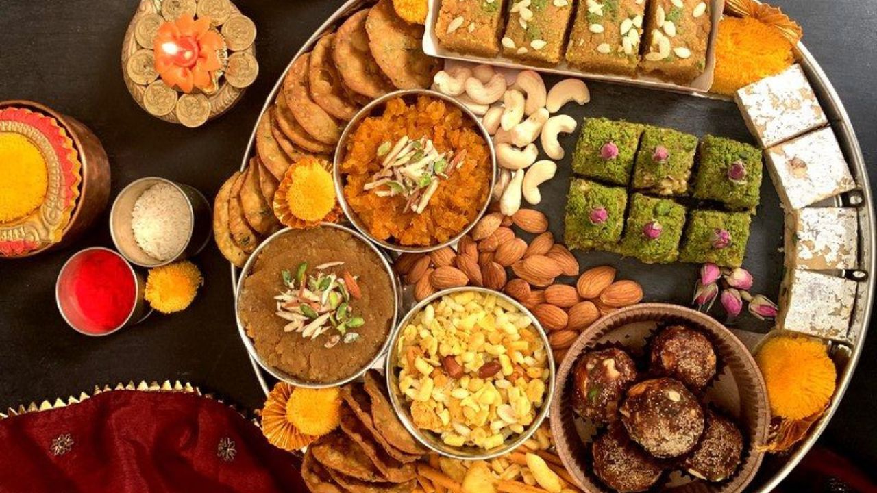 बनावट मिठाईचा रंग अनेकदा उजळ आणि अधिक आकर्षक असतो. मिठाई खूप तेजस्वी किंवा रंगीबेरंगी दिसत असल्यास अशा मिठाईपासून दूर रहा. वास्तविक या मिठाईमध्ये भेसळ करण्यात आली असते त्यामुळे त्याचा रंग खूपच उजळ दिसतो.