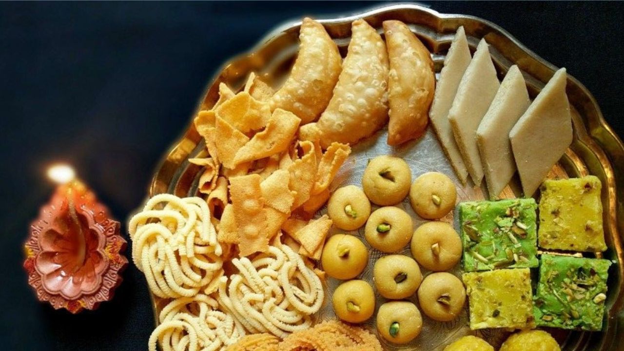 मिठाईच्या या वाढत्या मागणीचा फायदा घेत अनेकजण भेसळयुक्त मिठाई विकण्यास सुरुवात करतात. यामुळे आजारांची शक्यता वाढते. जर तुम्हीही दिवाळीत मिठाई खरेदी करण्याचा विचार करत असाल तर तुम्हाला अशा टिप्स जाणून घ्याव्यात ज्याद्वारे तुम्ही खऱ्या आणि बनावट मिठाईत फरक करू शकता.