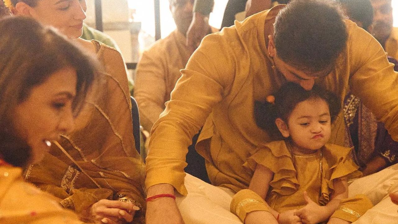 दिवाळीच्या पूजेदरम्यान राहा तिचे वडील रणबीर कपूरच्या मांडीवर बसलेली दिसली. फोटोमध्ये राहा अतिशय गोंडस चेहरा करताना दिसत आहे. राहाच्या या स्टाईलने चाहत्यांची मने जिंकली आहेत.