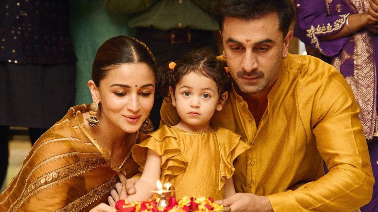 दिवाळीच्या लक्ष्मी पूजेत राहा आलिया भट्ट आणि रणबीर कपूरसोबत आरती करताना दिसली. दिवाळीनिमित्त आलिया, रणबीर आणि राहा यांनी मॅचिंग कपडे परिधान केले होते. ज्यामध्ये तिघेही खूप सुंदर दिसत होते. 