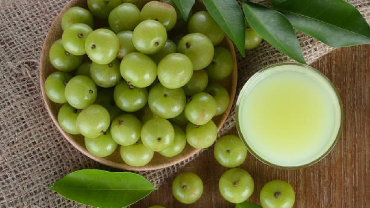 आवळ्यामध्ये जास्त प्रमाणात ऑक्सलेट असते, ज्यामुळे किडनी स्टोनचा धोका वाढू शकतो. किडनीच्या रुग्णांनी ते खाणे टाळावे. किडनीचा ज्यांना आजार आहे त्यांनी आवळ्यापासून चार हात लांब राहणे अधिक योग्य ठरते 