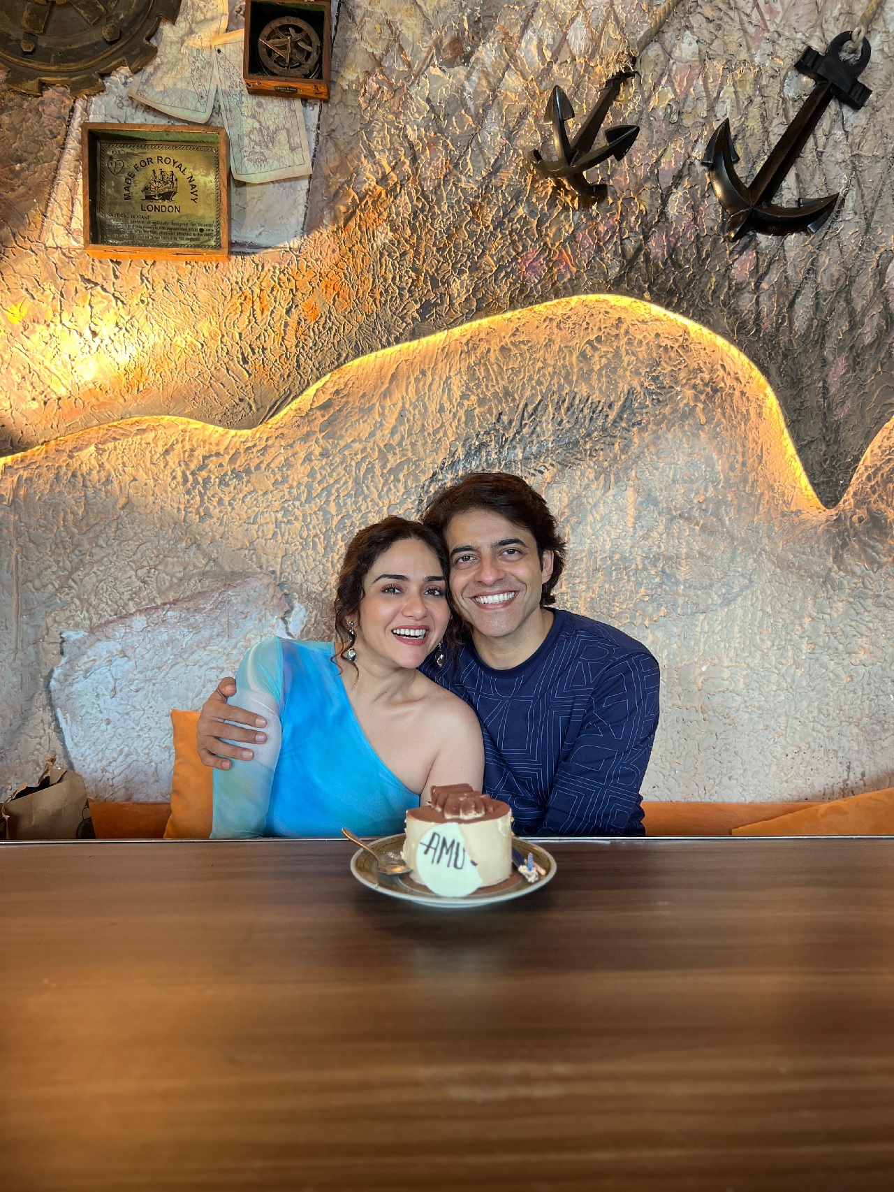 अभिनेत्रीने तिच्या खास वाढदिवशी तिचा पती हिमांशू मल्होत्रासोबतचा एक फोटो आहे यामध्ये तिने निळ्या रंगाचा ड्रेस घातला आहे, तर हिमांशू मल्होत्राने सुद्धा निळ्या रंगाचा टी-शर्ट घातला आहे. 