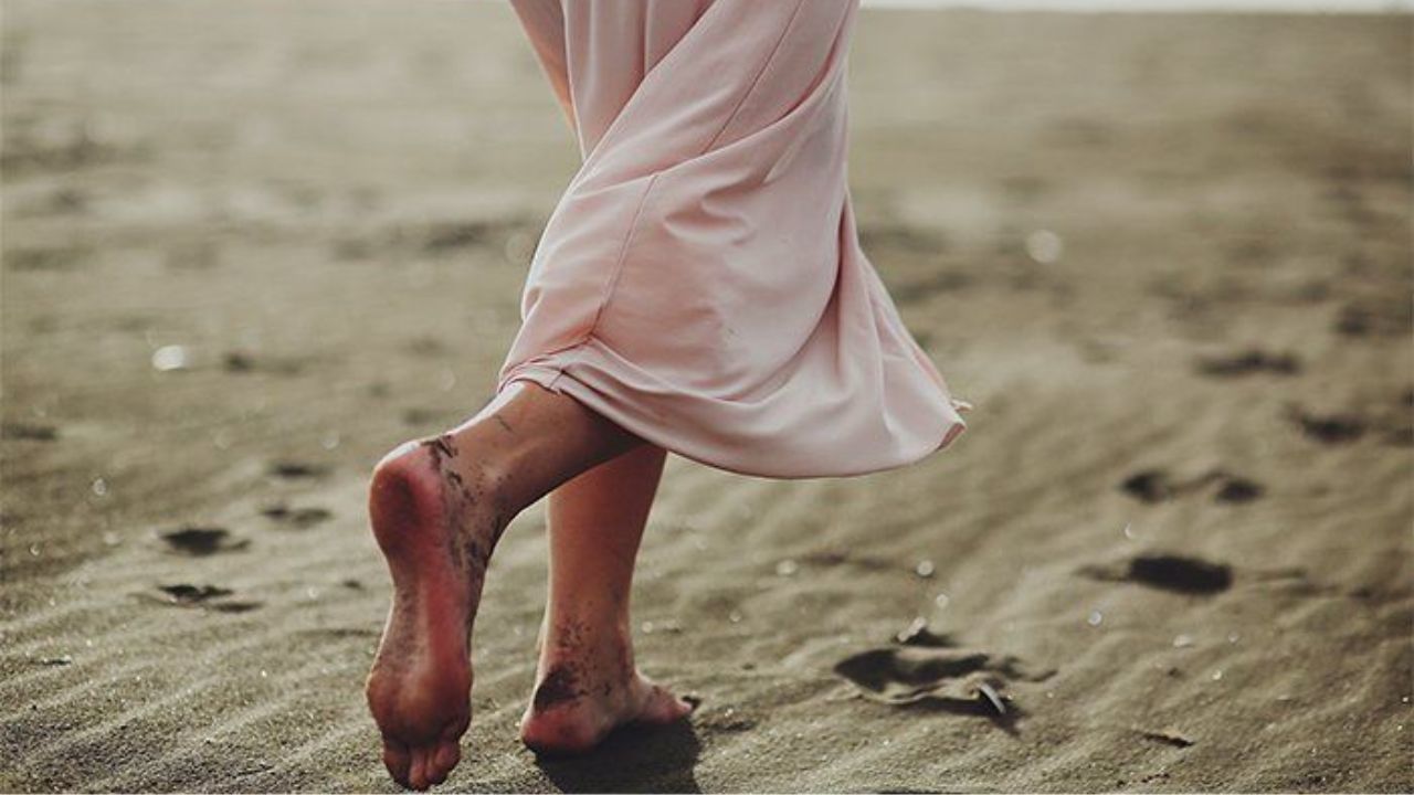 भारतातील या ठिकाणी लोकांना बूट घालण्यास बंदी; काय आहे कारण, जाणून घ्या