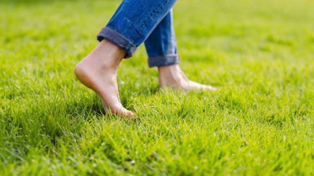 गावातील प्रत्येकजण हा नियम पाळतो. खेडेगावात, वृद्ध किंवा आजारी लोक त्यांच्या आरोग्याची काळजी घेऊन चप्पल किंवा बूट घालतात. सूर्यप्रकाशामुळे जमीन गरम होते तेव्हाही मोजकेच लोक चप्पल घालतात.