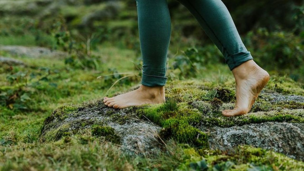 या गावातील लोकांचा असा विश्वास आहे की त्यांचे संपूर्ण गाव मंदिरासारखे आहे. त्यामुळे ते संपूर्ण गावात बूट आणि चप्पल घालत नाहीत. ही परंपरा पिढ्यानपिढ्या चालत आली असून गावातील लोक तिचे पालन करतात.