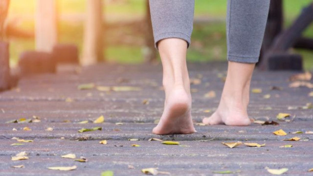 या गावातील लोकांचा असा विश्वास आहे की त्यांच्या गावाचे रक्षण मुथ्यालम्मा नावाच्या देवीने केले आहे. त्यामुळे देवीच्या पूजेसाठी ते बूट आणि चप्पल घालत नाहीत.