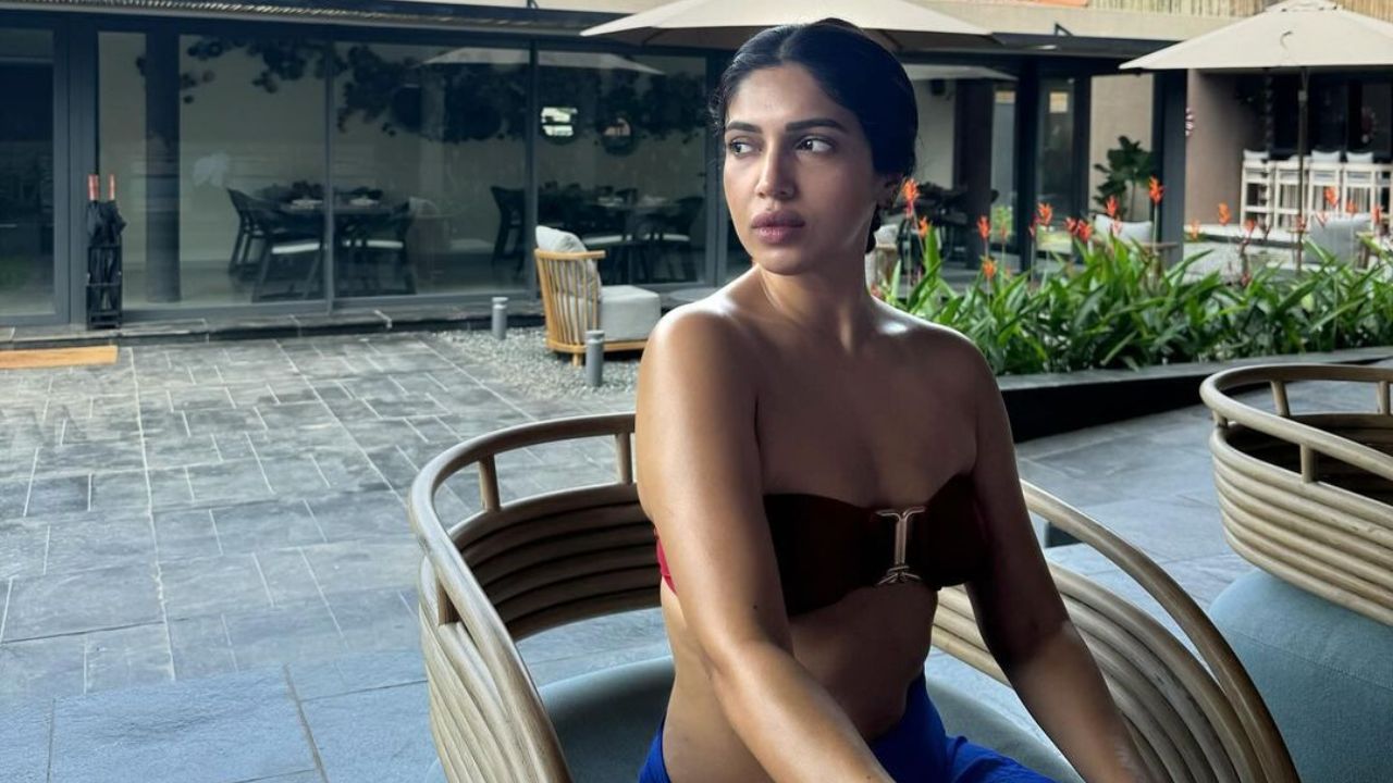 पहिल्या फोटोमध्ये भूमी पेडणेकर काळ्या रंगाच्या स्ट्रॅपलेस ब्रॅलेट आणि निळ्या स्कर्टमध्ये पोज देताना दिसत आहे. तसेच या लूकमध्ये अभिनेत्री खूप सुंदर आणि मोहक दिसत आहे. 