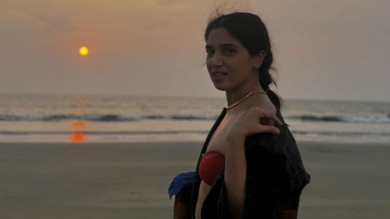 भूमी पेडणेकर ही बी-टाऊनची फॅशन अभिनेत्री आहे, जी अनेकदा स्टाईल स्टेटमेंटसह प्रयोग करताना दिसते. तिची सोशल मीडिया फीड ग्लॅमरस आणि आकर्षित फोटोंनी भरलेली आहे. 