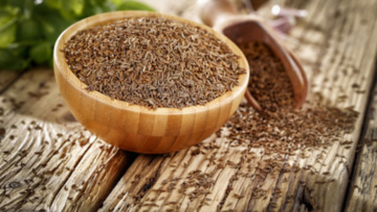 पोट फुगण्यापासून लवकर आराम मिळवायचा असेल तर तुम्ही जिरे वापरू शकता. यासाठी एक चमचा अख्खे जिरे एक कप पाण्यात मिसळून उकळा. आता ते कोमट झाल्यावर हळूहळू प्या आणि ब्लोटिंगची समस्या दूर करा