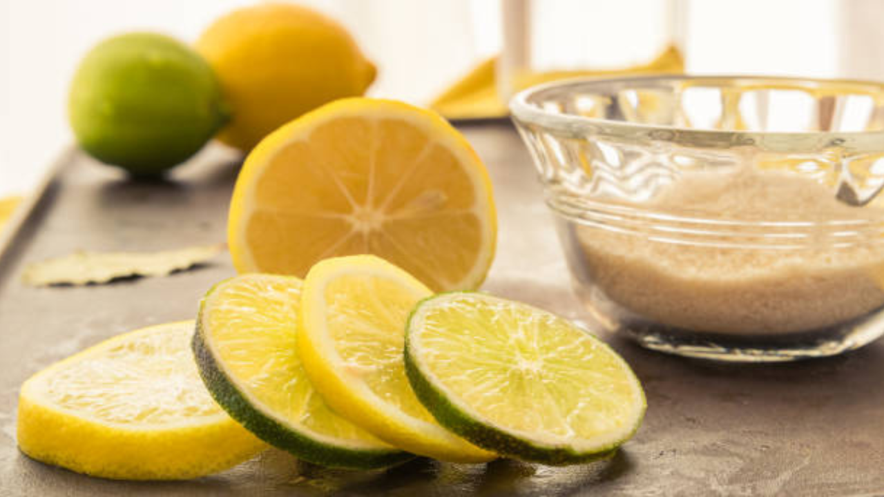 आपल्या पचनसंस्थेसाठी लिंबू खूप फायदेशीर मानले जाते हे आपणा सर्वांना माहीत आहे, जर तुम्हाला पोट फुगण्याचा त्रास होत असेल तर एक ग्लास कोमट पाणी घ्या आणि त्यात लिंबू पिळून प्या. हे केवळ शरीर डिटॉक्स करणार नाही तर सूज दूर करेल