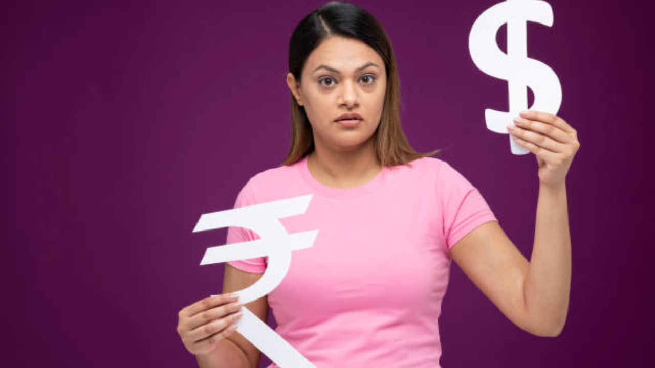 रूपया पाच पैशांनी घसरला