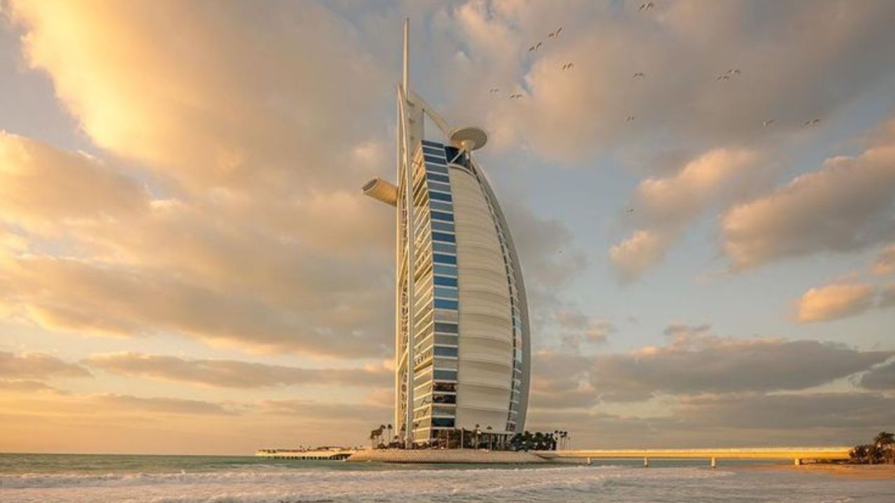 Things To Buy In Dubai: फक्त आयफोन आणि सोनंच नाही तर दुबईमध्ये या गोष्टीही स्वस्त