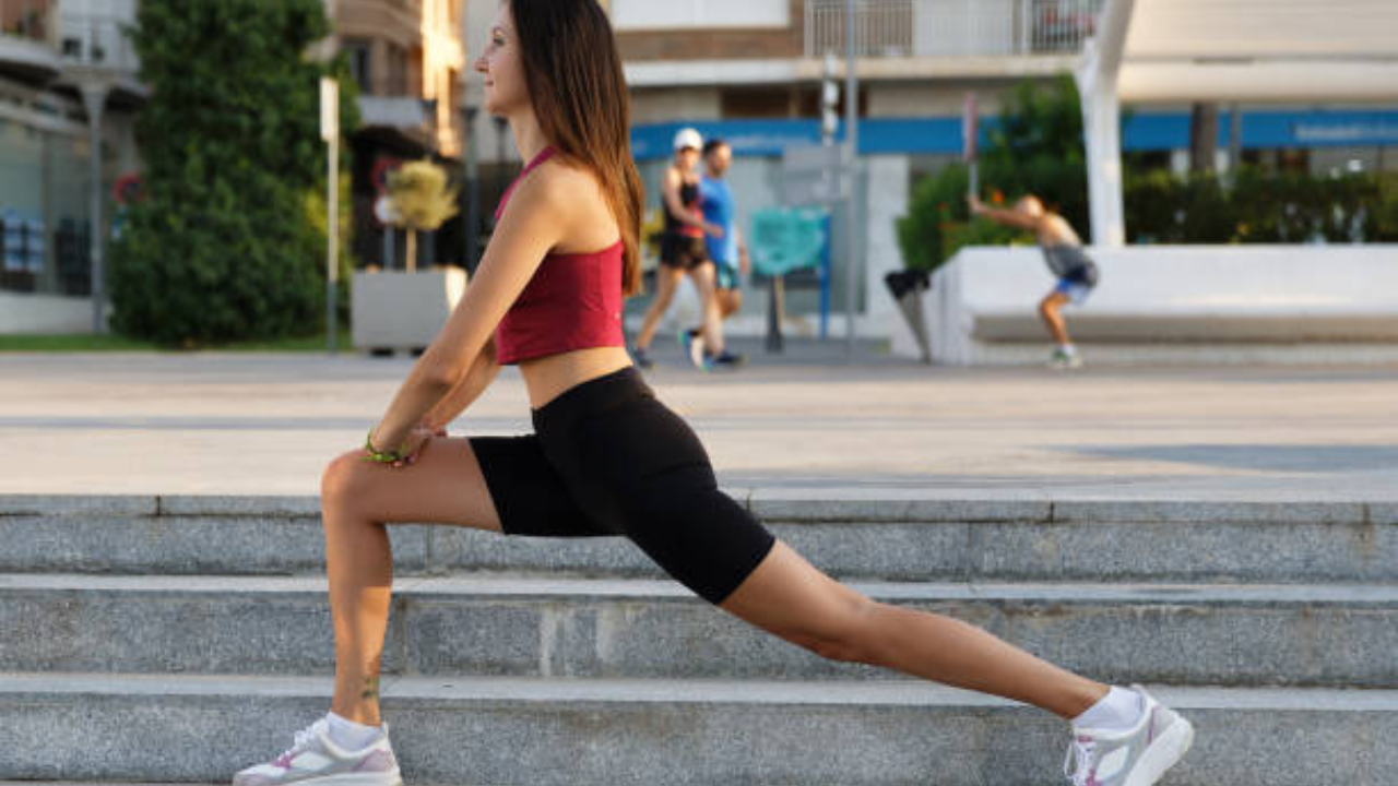 लेग रेज लोअर अ‍ॅब्स टारगेट करते. हे करण्यासाठी, आपल्या पाठीवर झोपा आणि आपले पाय सरळ वर करा. काही सेकंद धरा आणि नंतर हळू हळू खाली करा. हे 10-15 वेळा पुन्हा करा